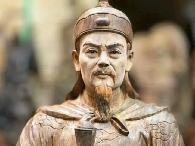 Tượng Hưng Đạo Đại Vương (2023): Biểu Tượng Truyền Thống từ Chất Liệu Gỗ Trắc