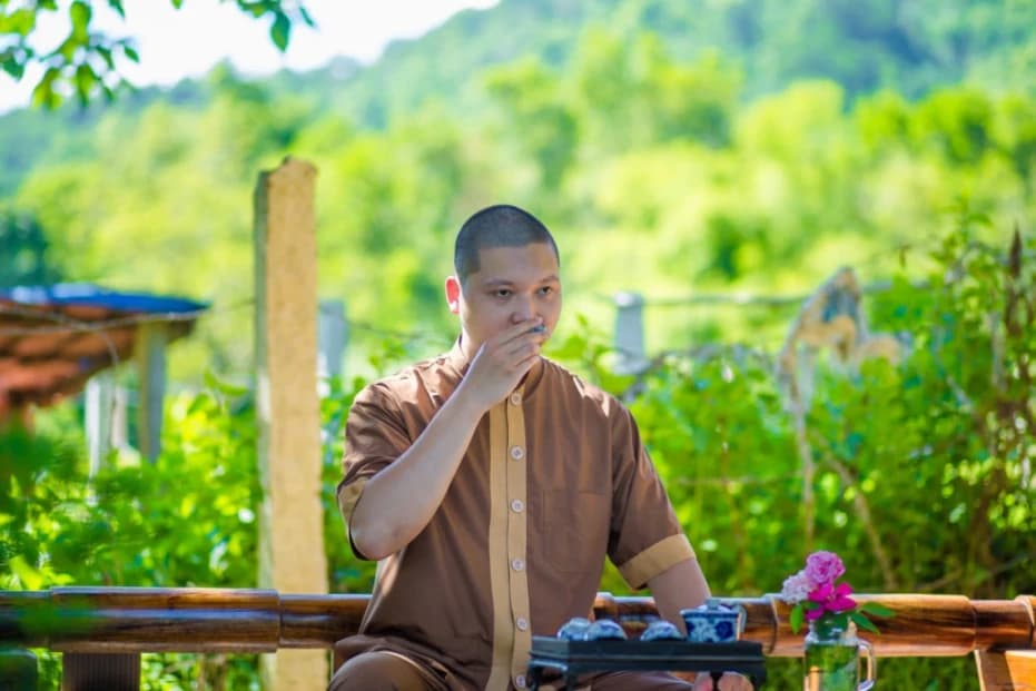 Khóa Thiền Chữa Bệnh gồm bài thiền giúp định tâm và trị bệnh gồm cả thiền ngồi, thiền đi. Đặc biệt bài Thiền Đi của Khí Công chuyên trị đau chân, đau đầu gối